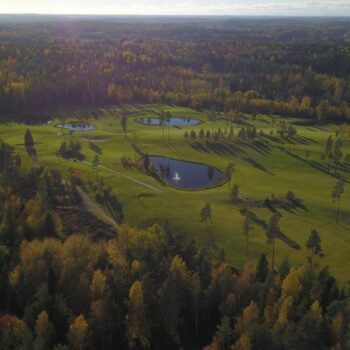 Yhden yön majoitus kahdelle hengelle + greenfeet